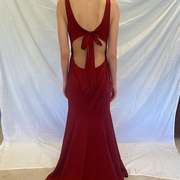 Red gown - Picture 3 of 5